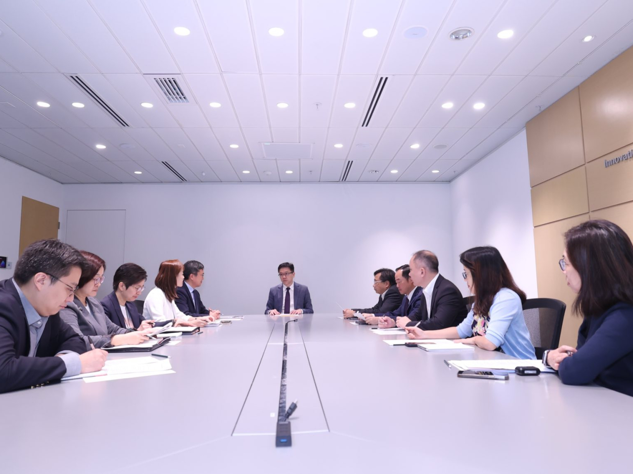 孫東今日主持團隊會議,指未來兩個月重點工作,包括加快河套深港科技創新合作區香港園區建設。(創科局社交網站)