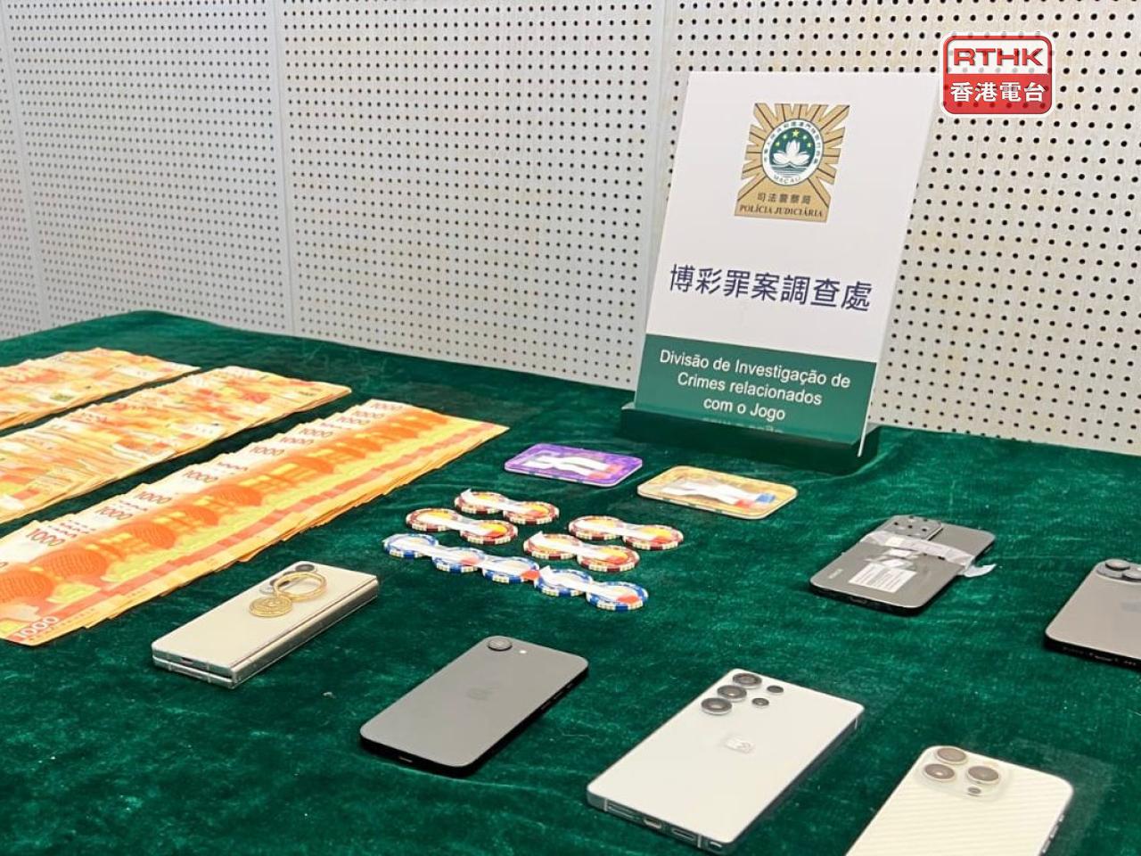 司警展示案中疑犯交回的籌碼及部分現金等證物。（鄭月明攝）