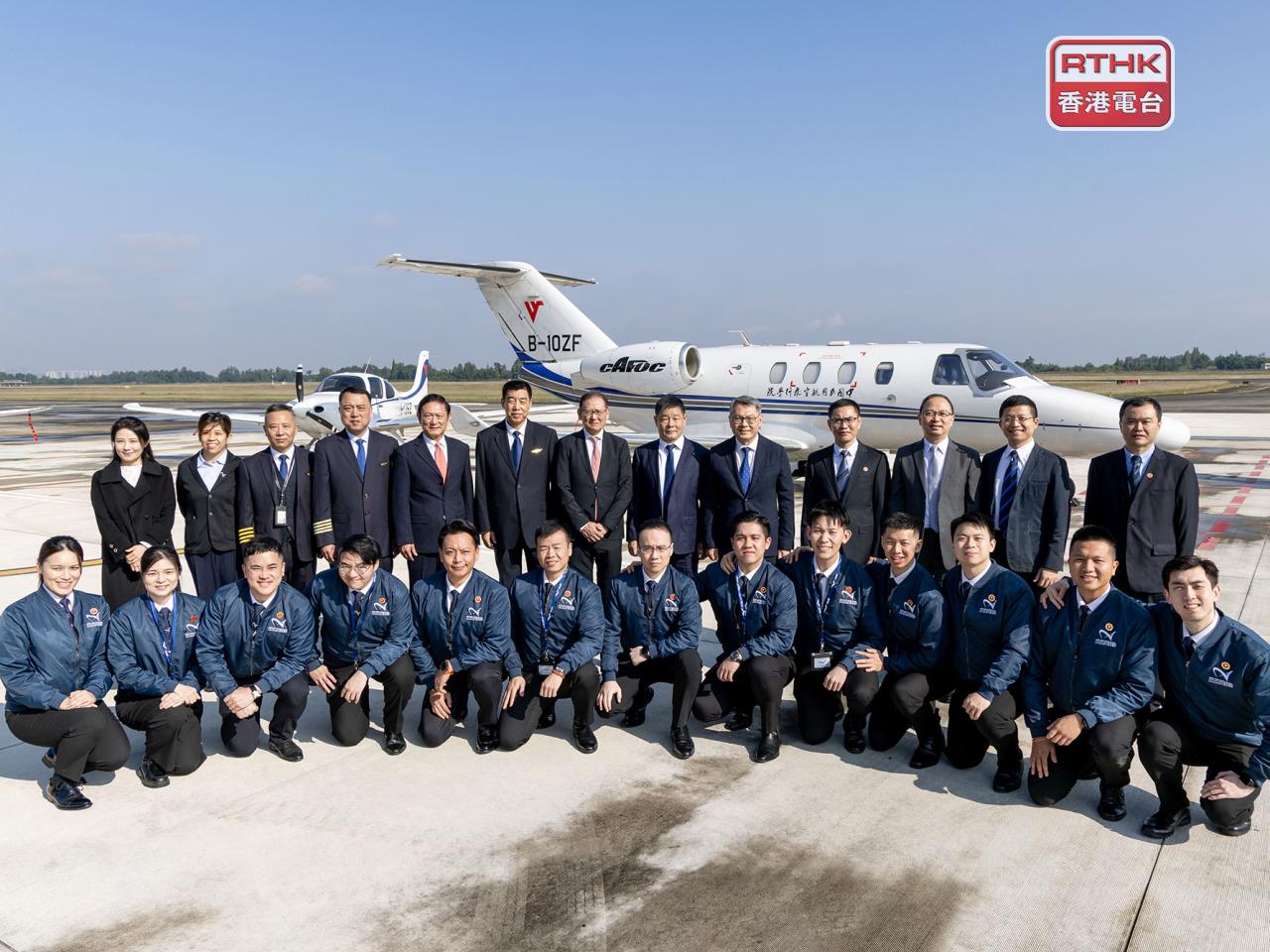 廖志勇(後排右五)出席由中國民用航空飛行學院與香港國際航空學院合作開辦的首屆見習飛行員培訓課程啓動儀式。(政府新聞處)