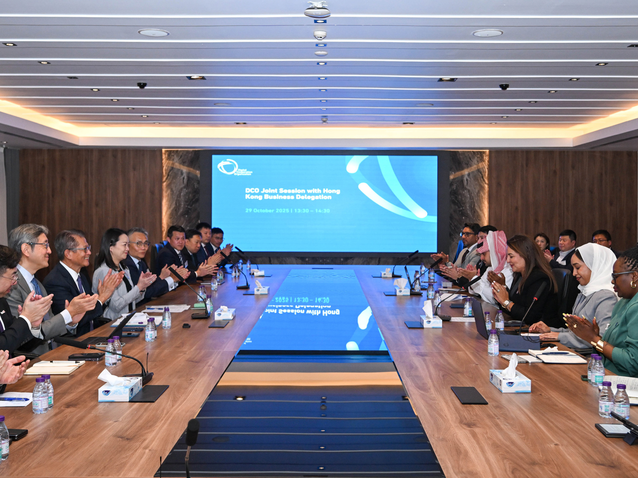 陳茂波（左四）與政府間組織數字合作組織（Digital Cooperation Organization）代表會面。（政府新聞處）