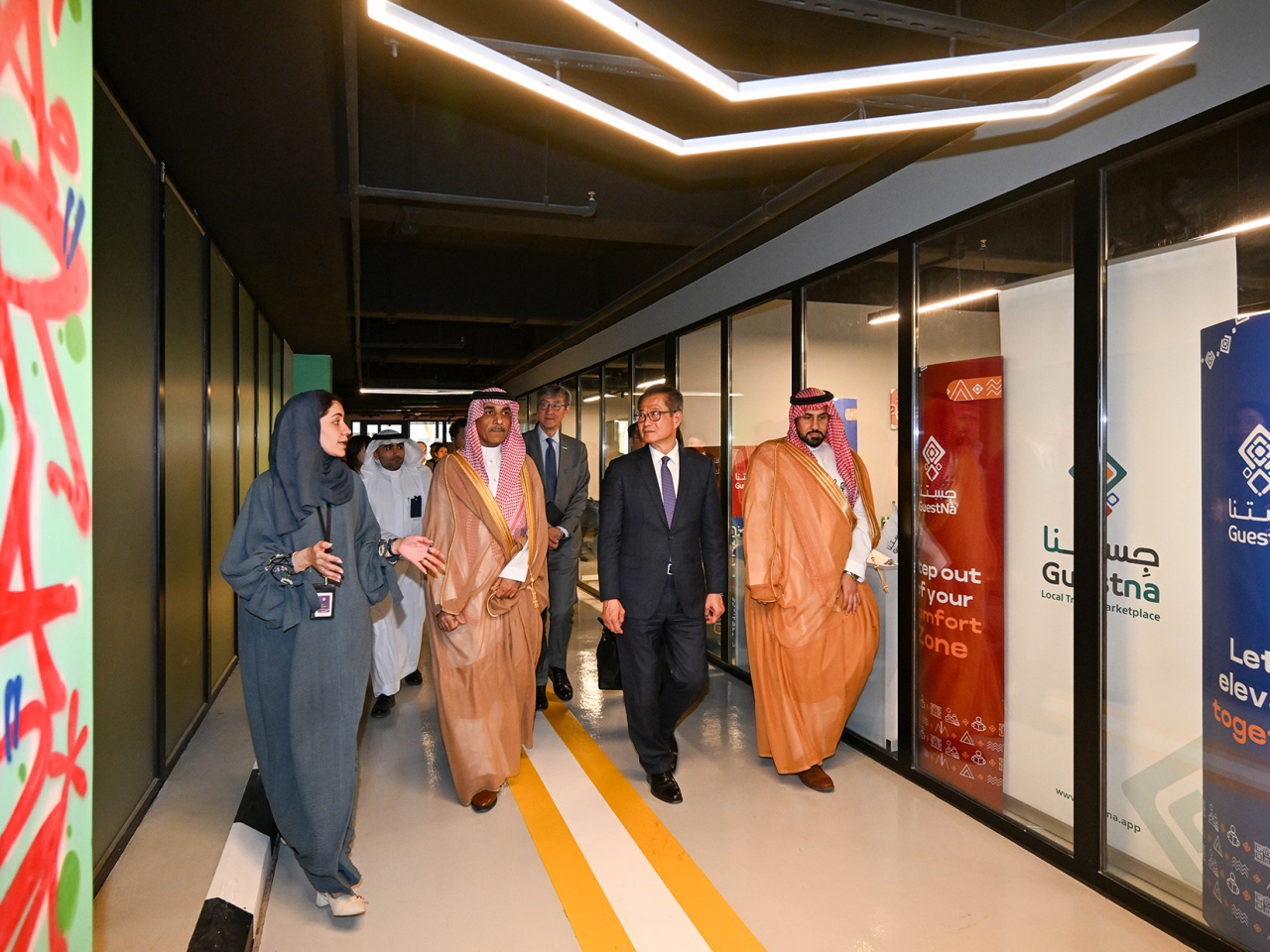 陳茂波（右二）到訪阿卜杜勒阿齊茲國王科技城（King Abdulaziz City for Science and Technology）的The Garage。（政府新聞處）