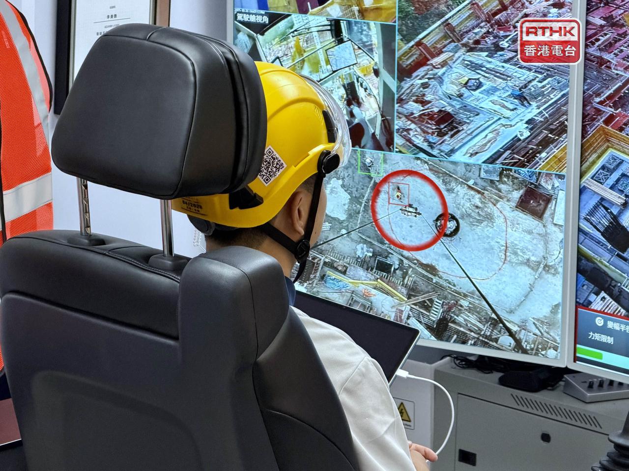 操作員表示，系統可透過鏡頭識別到吊鈎指定範圍內有無人。（崔蔚恩攝）