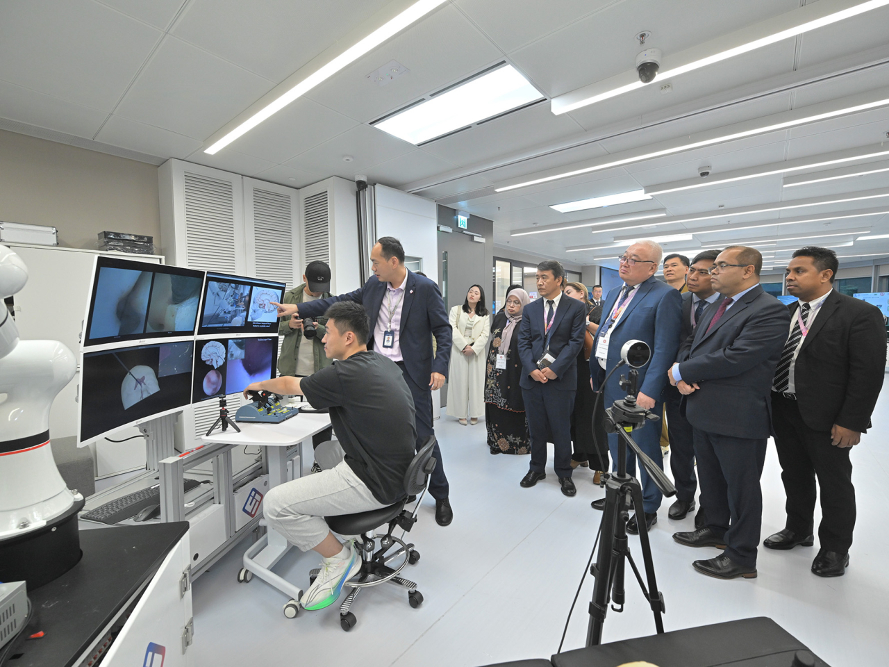 代表團到訪香港科學園。(政府新聞處)