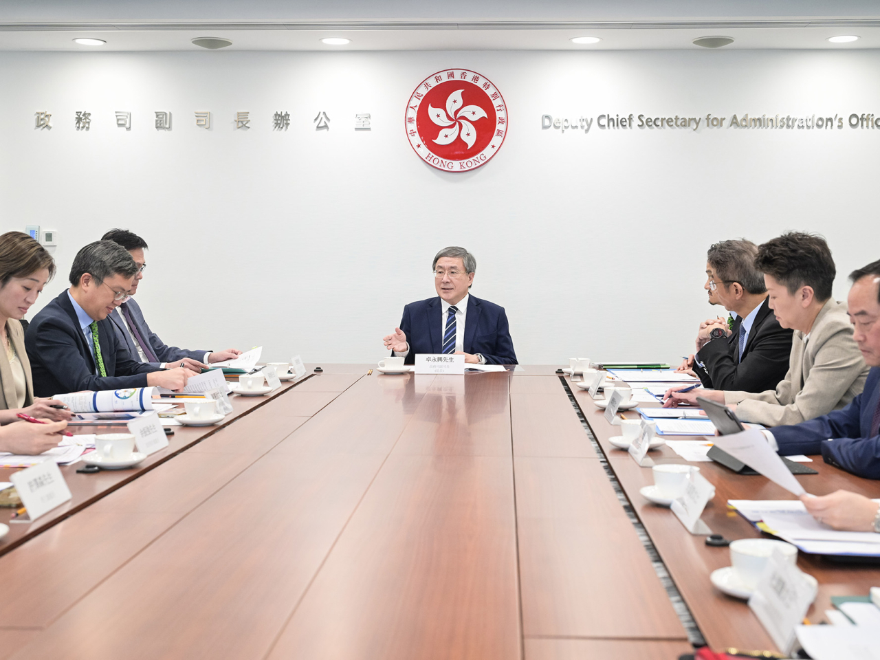 卓永興主持AI效能提升組首次會議。(政府新聞處)