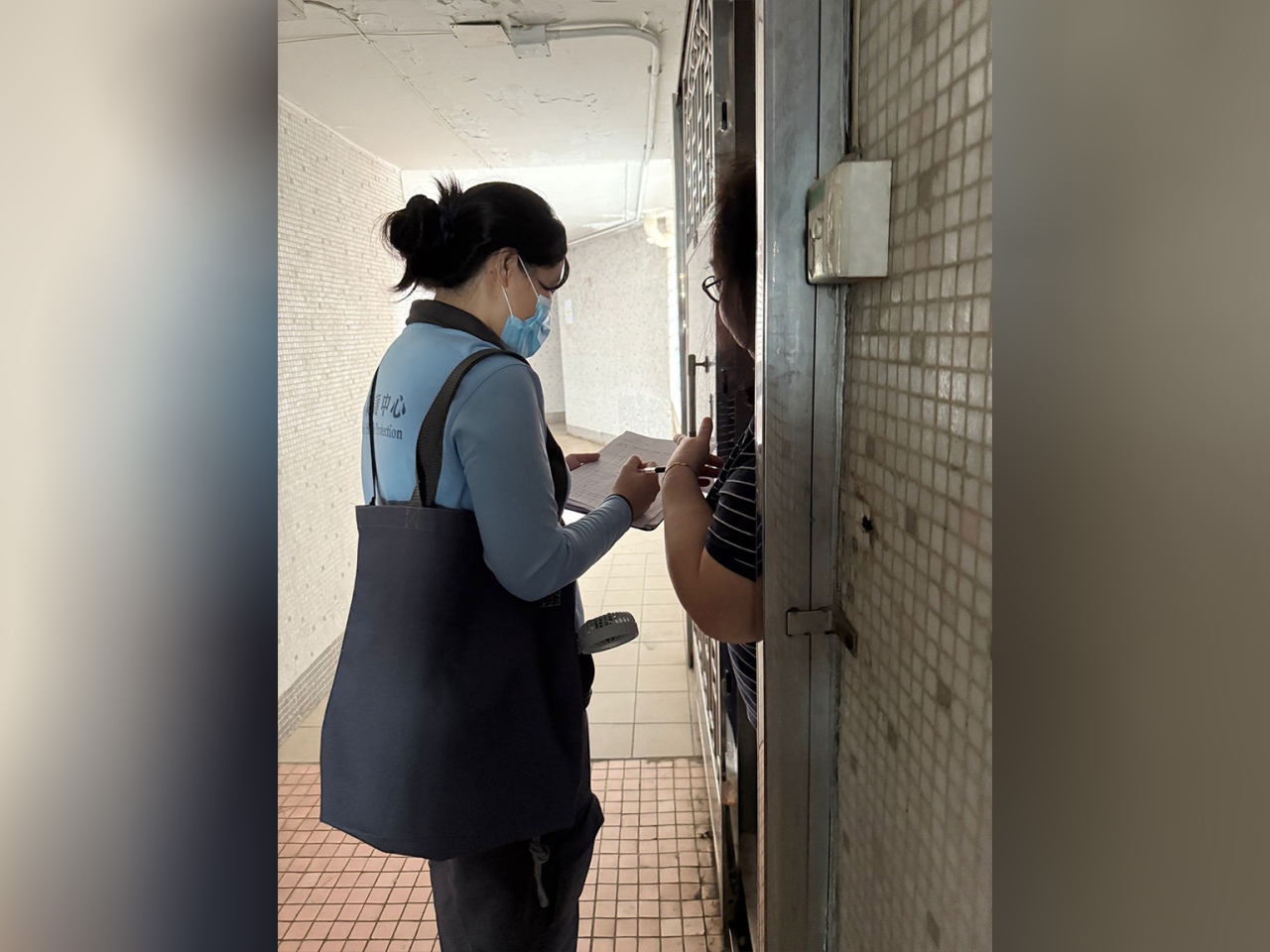 中心人員透過上門探訪為鳳德邨居民作評估。(政府新聞處)