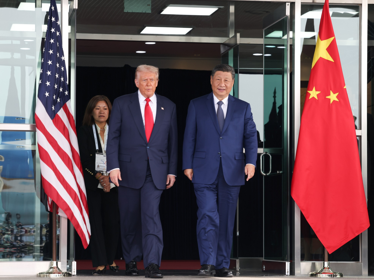 國家主席習近平在南韓釜山同美國總統特朗普會晤。(新華社)