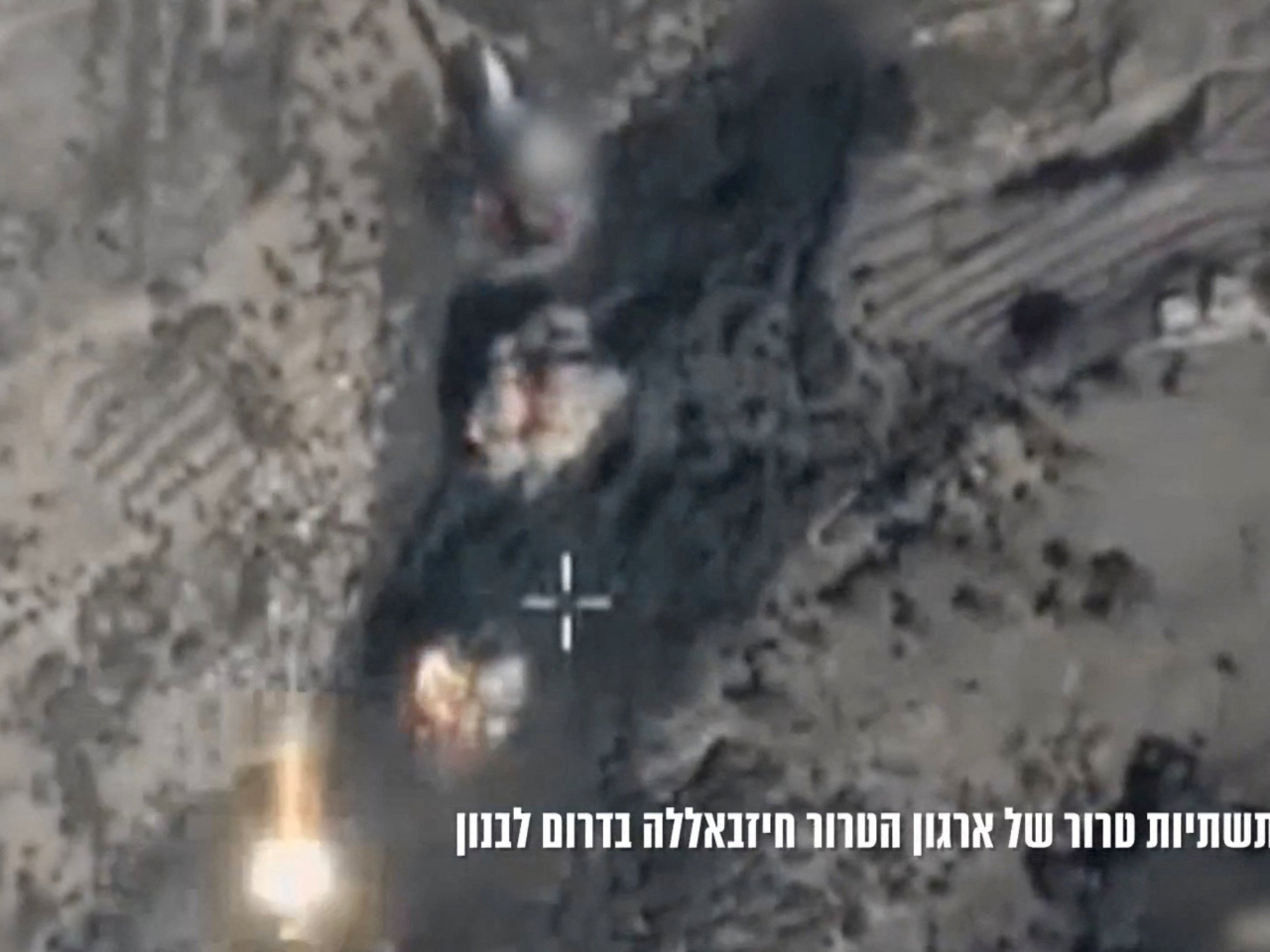 以軍向黎巴嫩南部一處目標發動襲擊後,現場冒出火光及濃煙。(路透社)