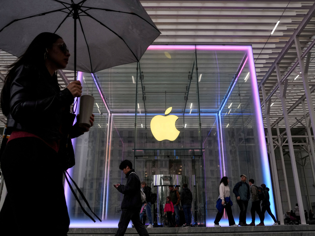 蘋果上季業績勝預期，iPhone收入創新高，行政總裁庫克表示仍在努力解決供應緊張問題。（路透社資料圖片）