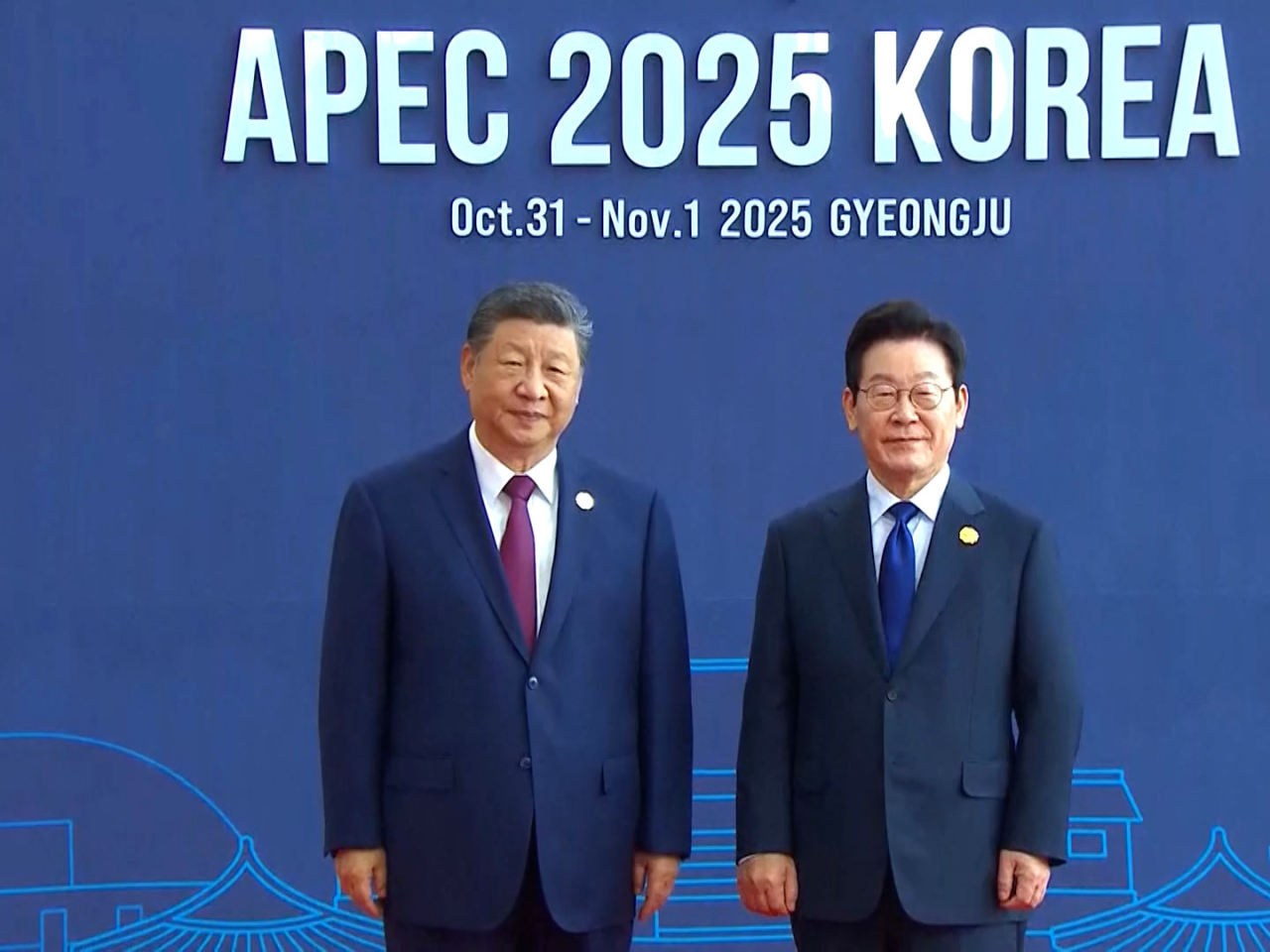 習近平與李在明合照後，兩人一同步入會場。（路透社）