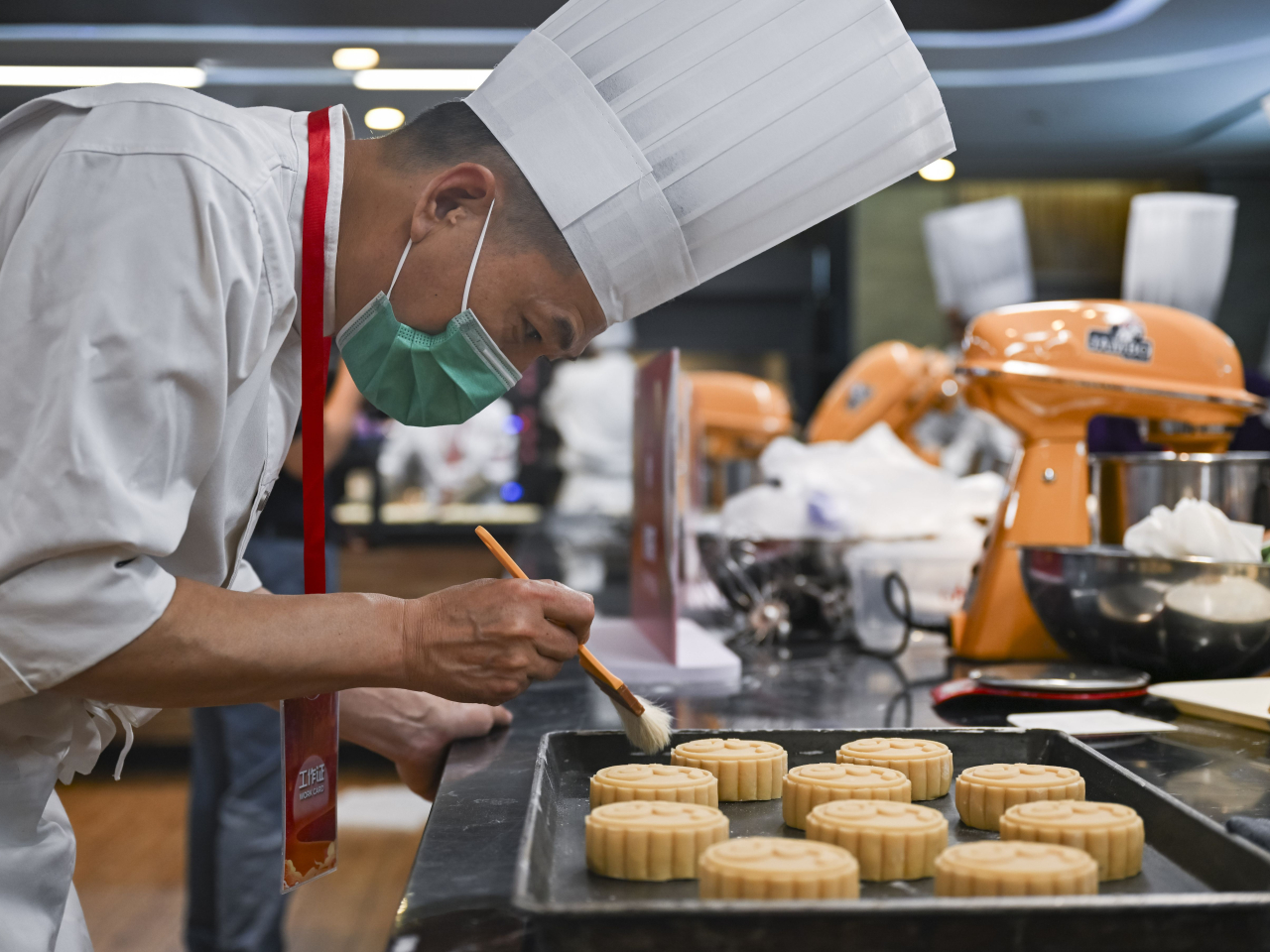 國家統計局表示，受中秋等節日效應帶動，居民出行消費相關行業市場活躍度較強。（新華社資料圖片）