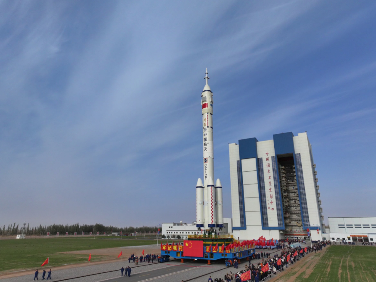 圖為神舟二十一號載人飛船與長征二號F遙二十一運載火箭組合體早前在轉運途中的情況。（新華社資料圖片）