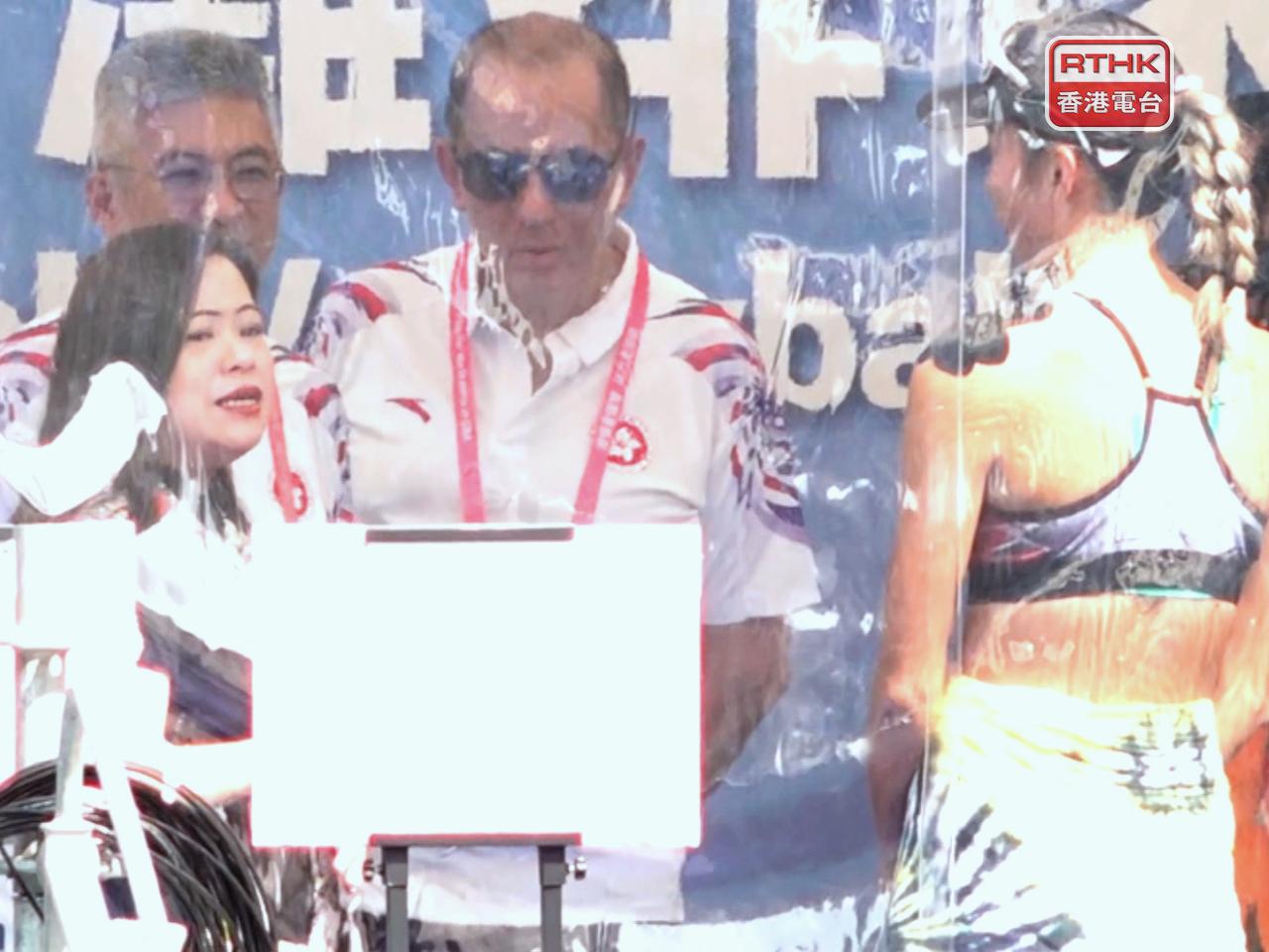 羅淑佩中午到場，與港隊女子沙排運動員交談。（周國安攝）