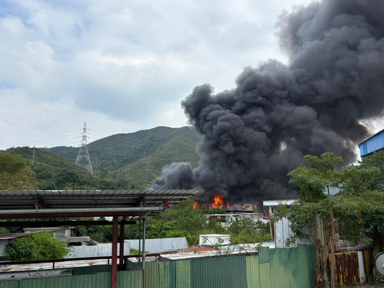上水麒麟村附近一個貨倉下午1時許發生火警，並於下午2時03分升為三級。（消防處社交專頁）