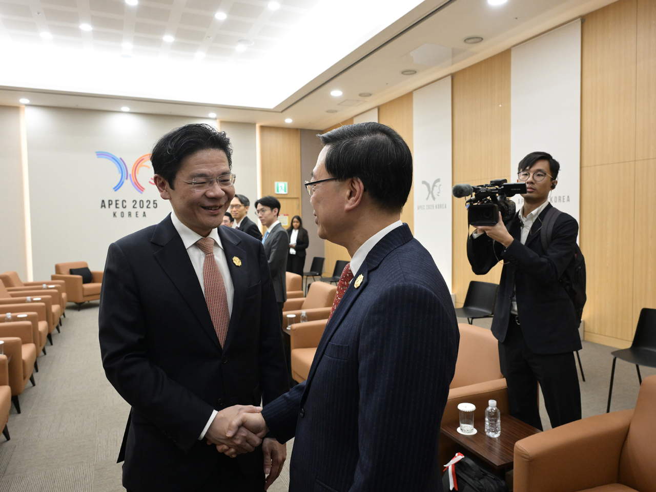 李家超（右）與新加坡總理黃循財（左）會面。（政府新聞處）