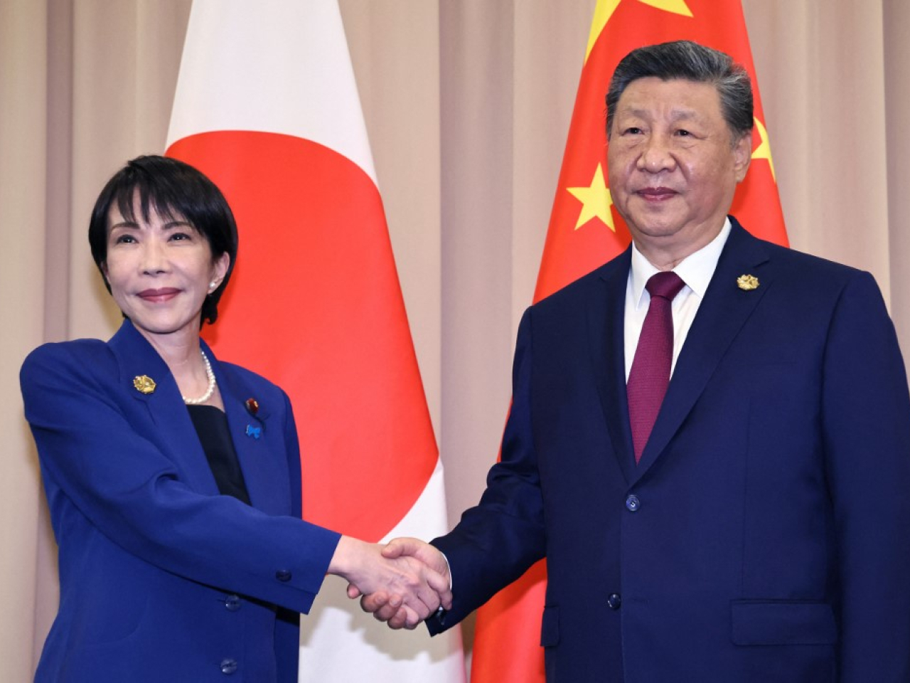 習近平在南韓慶州出席亞太經合組織領導人非正式會議期間,與日本首相高市早苗會談。(法新社)