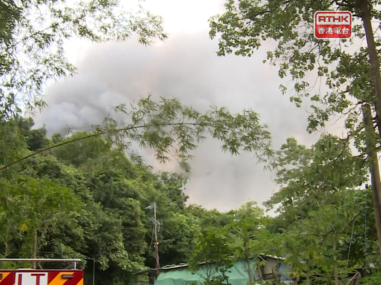 新田麒麟村附近一個貨倉發生三級火警，火勢於下午5時04分受到包圍。（張連登攝）