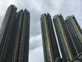 李婉茵稱港鐵及私人補地價項目以中小型單位為主，估計單位數量短期仍處於較高水平。（港台圖片）