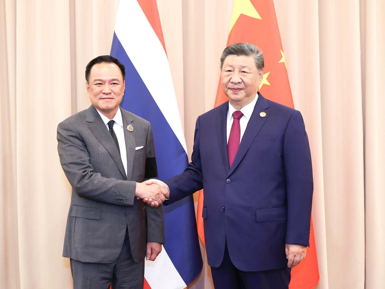 習近平與泰國總理阿努廷會談。（新華社）