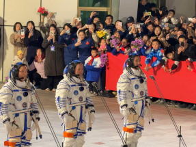 神舟二十一號乘組出征儀式　大批民眾到場祝三名航天員凱旋歸來