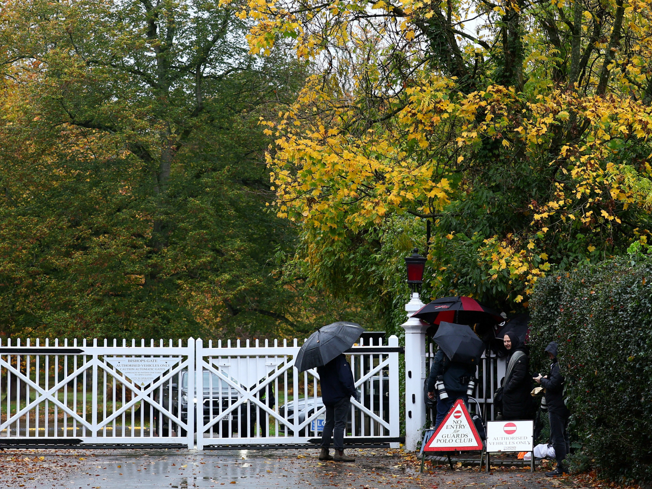皇家莊園外有傳媒守候。(路透社)
