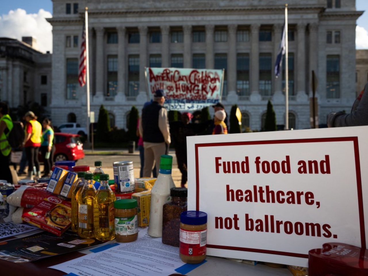 有民眾收集食物提供協助，並不滿特朗普花錢建宴會廳。（法新社）