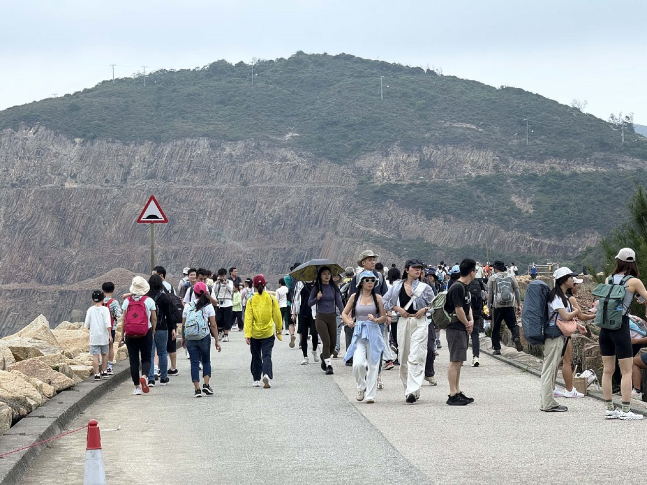 運輸署表示，通往萬宜水庫東壩的西貢萬宜路交通現時非常繁忙。（港台圖片）