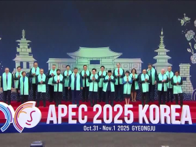 APEC2025｜APEC會議結束　各代表按傳統拍攝大合照