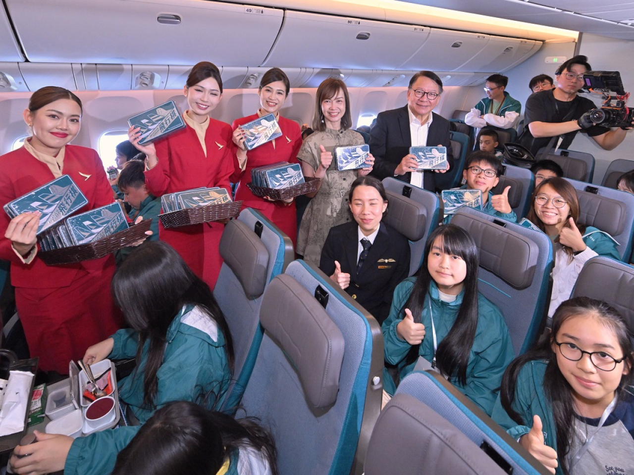 陳國基與學員及嘉賓登上航班，在香港上空暢遊90分鐘。（政府新聞處）