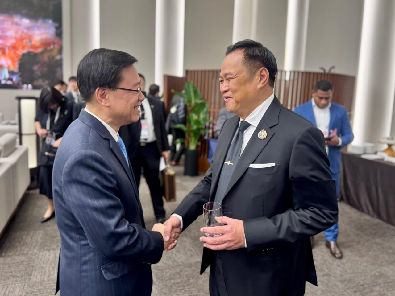 李家超與多個國家領袖短暫交流，包括泰國總理阿努廷（右）。（李家超社交網頁）