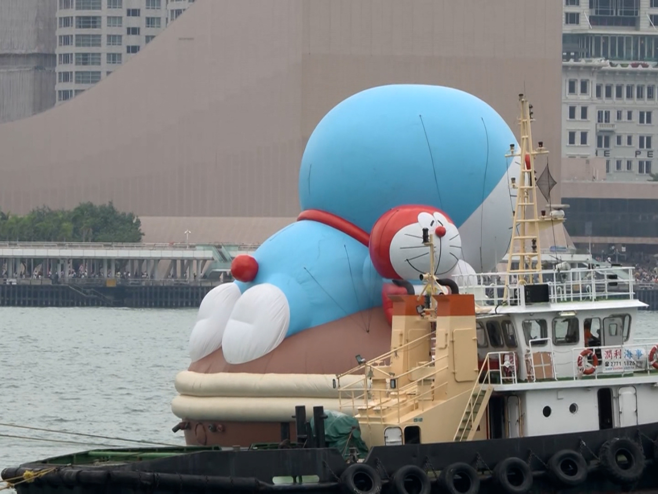 四個巨型充氣卡通雕塑維港巡遊　完成後將不再展示