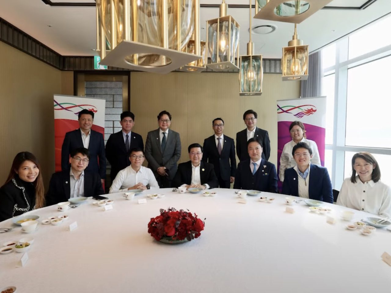 李家超在南韓出席APEC會議期間,與多名在當地工作的港人港企及華商代表共進午餐。(李家超社交網頁截圖)