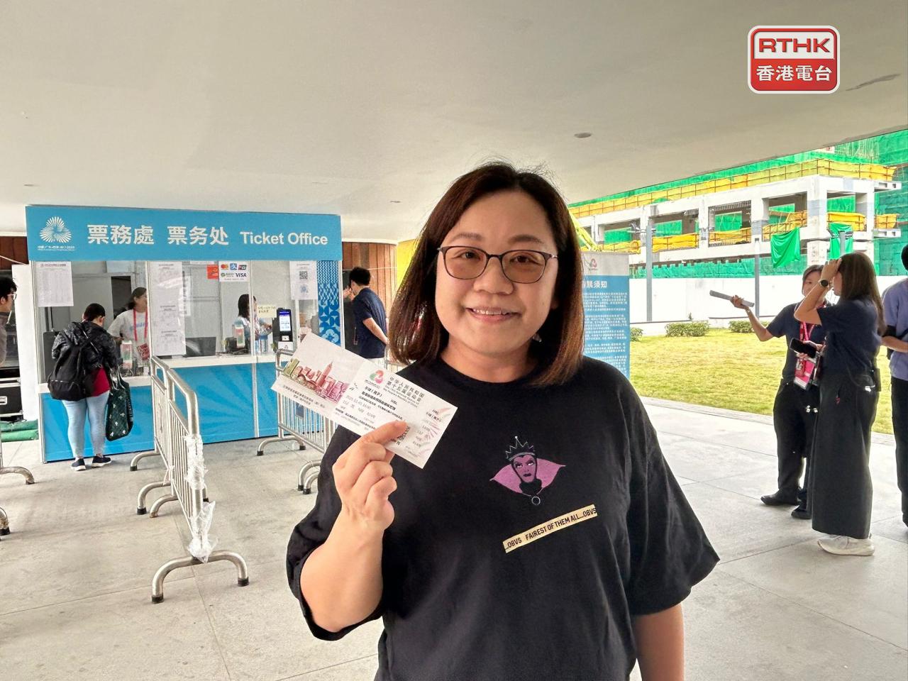 有購買門票的市民鄺小姐說，以前有打手球，很難得有大型手球賽事在港舉行。（鄧穎琳攝）
