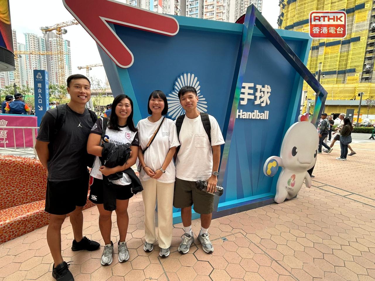 曾是手球運動員的葉小姐,與朋友來觀賽。(鄧穎琳攝)