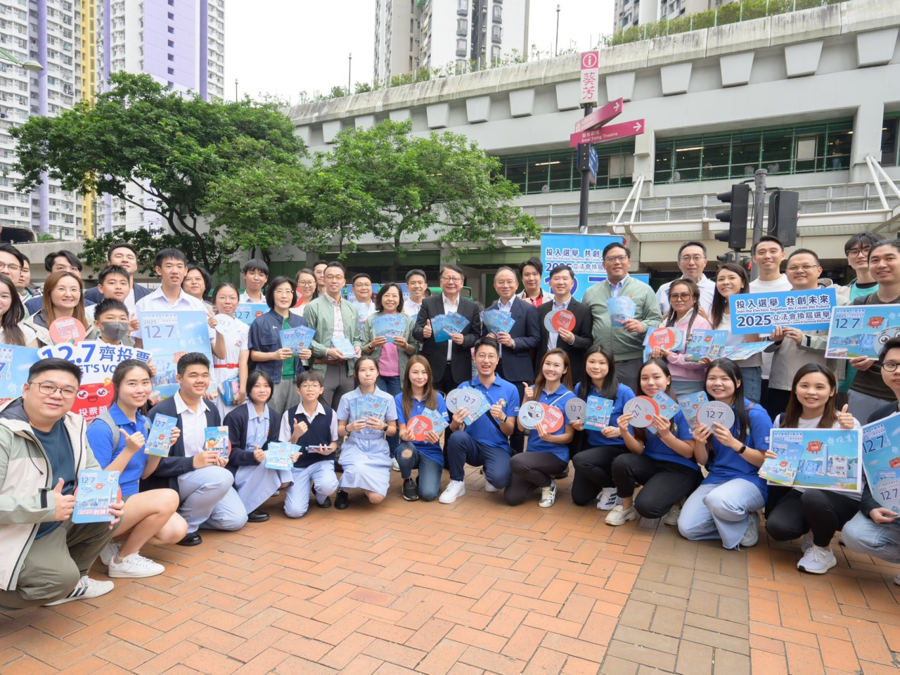 陳國基、曾國衞與麥美娟落區宣傳立法會換屆選舉。(陳國基社交網頁圖片)