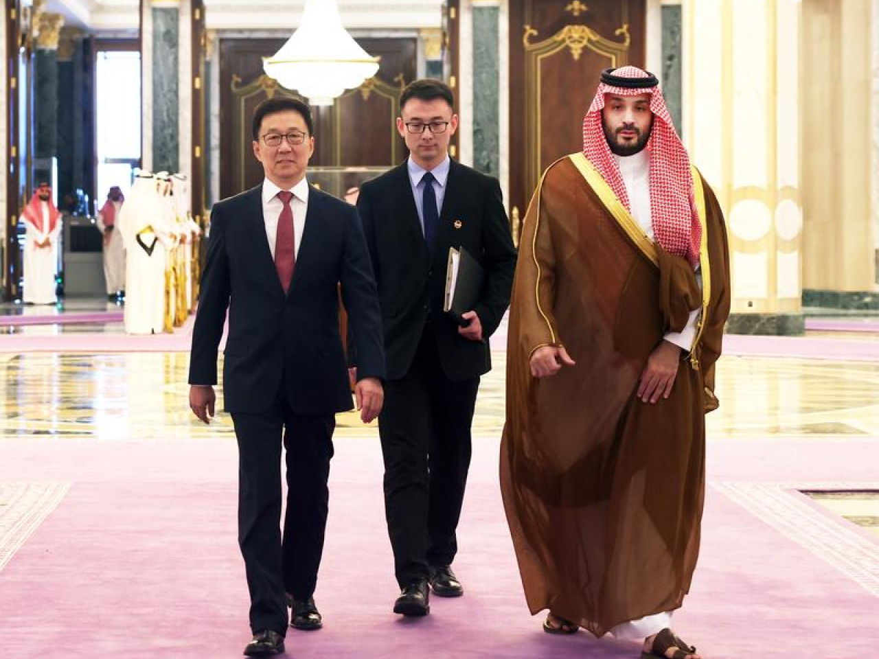 國家副主席韓正在利雅得亞瑪麥王宮會見沙特王儲兼首相穆罕默德。(新華社)