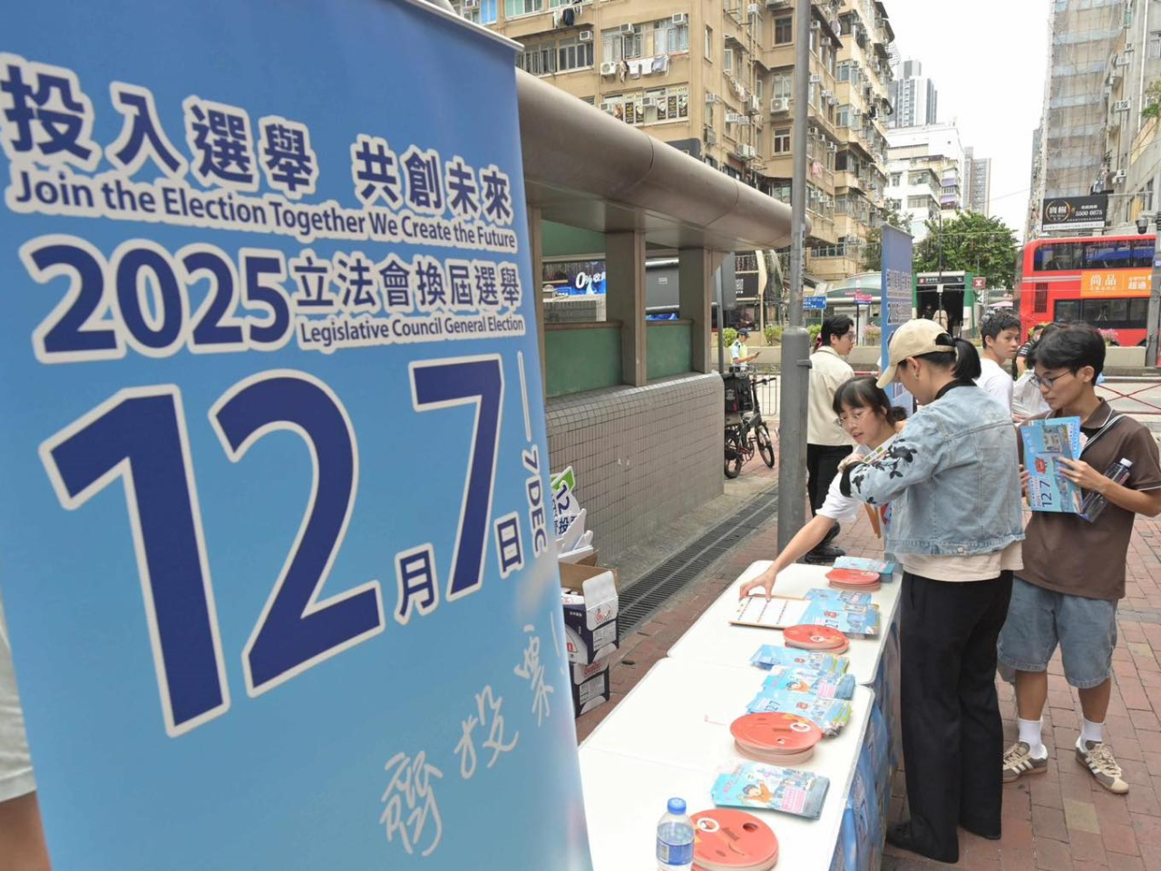 當局於全港18區設置街站，宣傳立法會選舉。（麥美娟社交網頁）