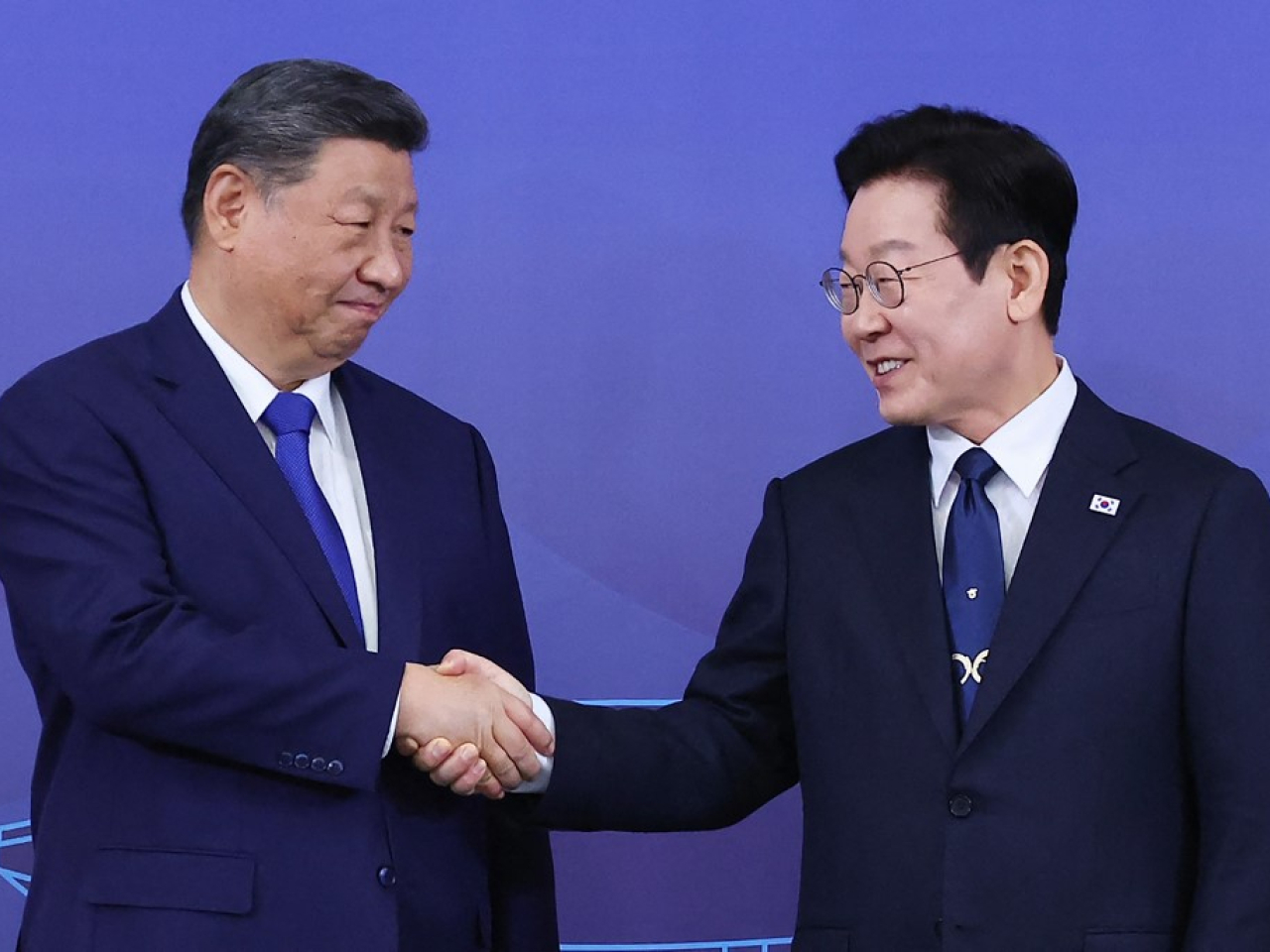 國家主席習近平下午在慶州與南韓總統李在明會談。（法新社）