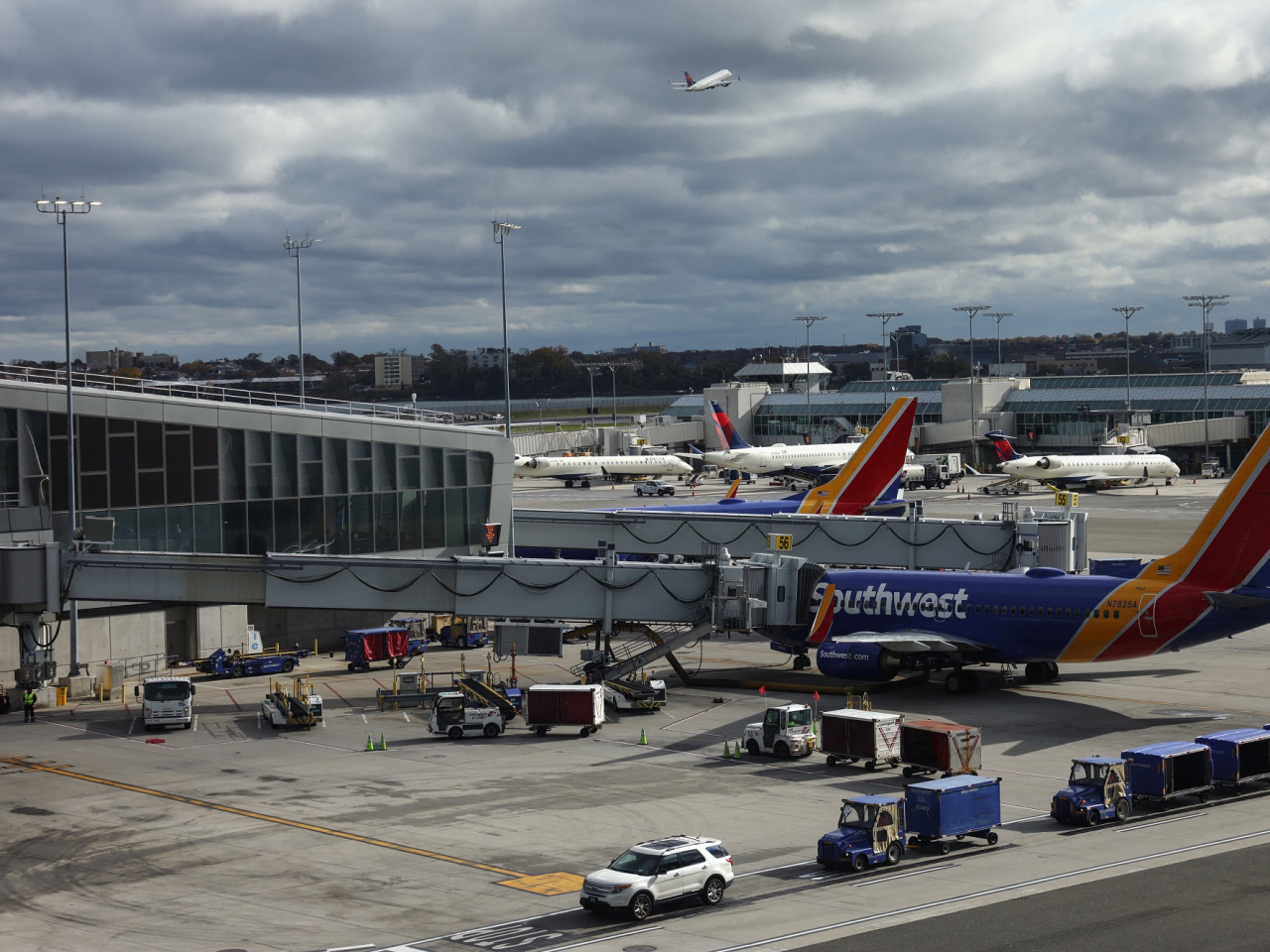 機場因惡劣天氣及政府停擺導致人手短缺，並面對嚴重延誤。(路透社資料圖片)