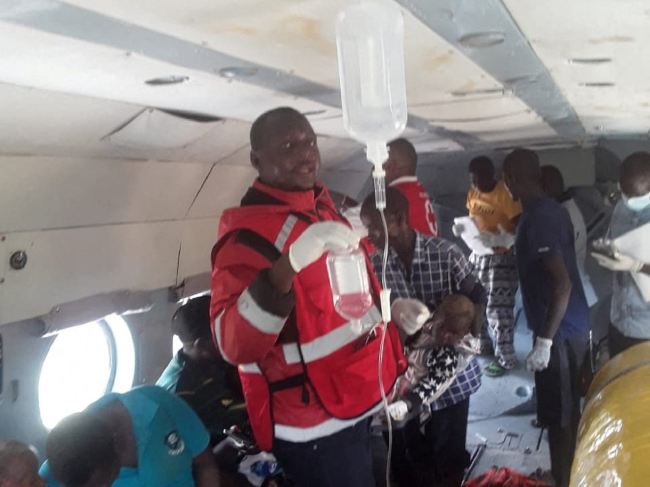 援助組織安排直升機將傷者運往安全地方。（路透社）