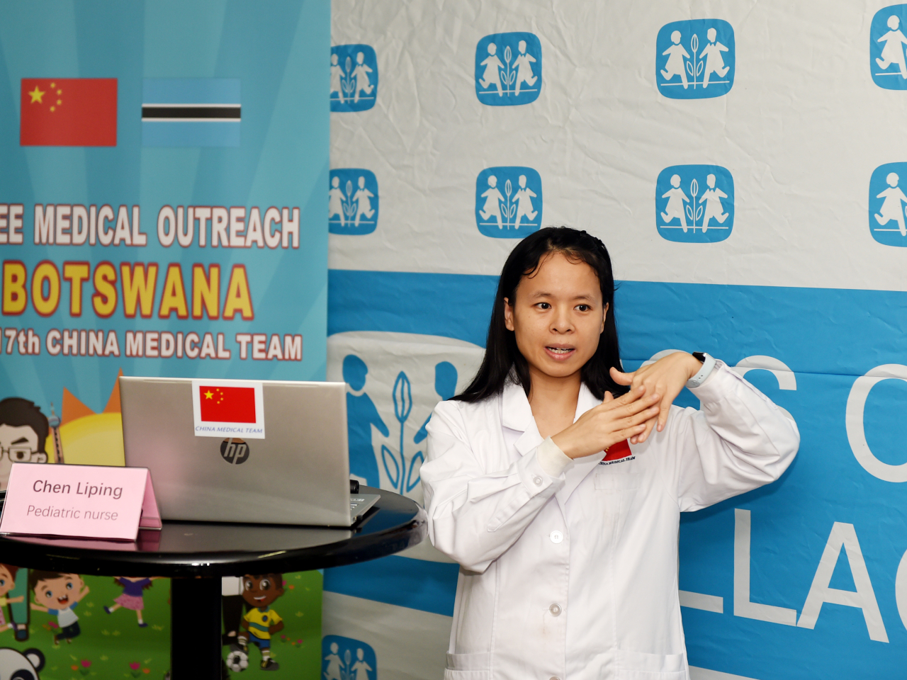 圖為中國援助博茨瓦納醫療隊隊員在6月義診活動中示範如何正確洗手。(新華社)