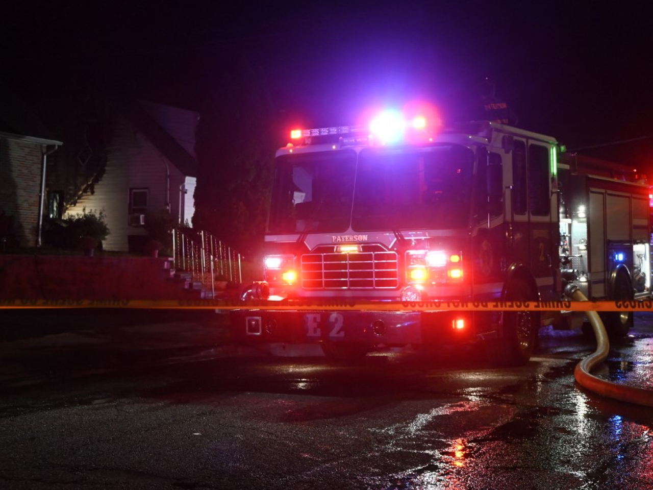 消防抵達現場後發現一座小型木結構住宅，後面部分發生大火。 (法新社)