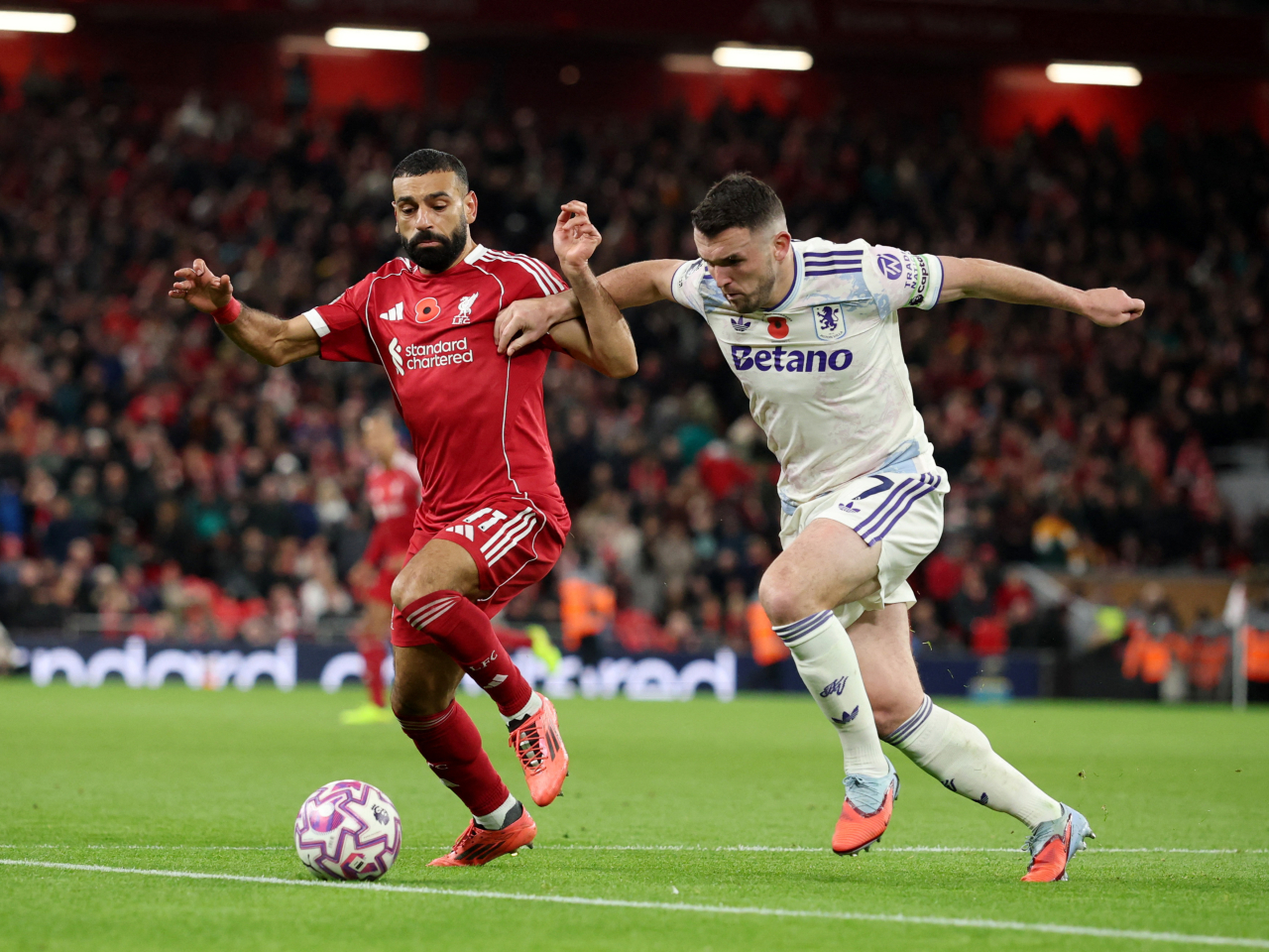 沙拿(左)建功助球隊取勝。(路透社)