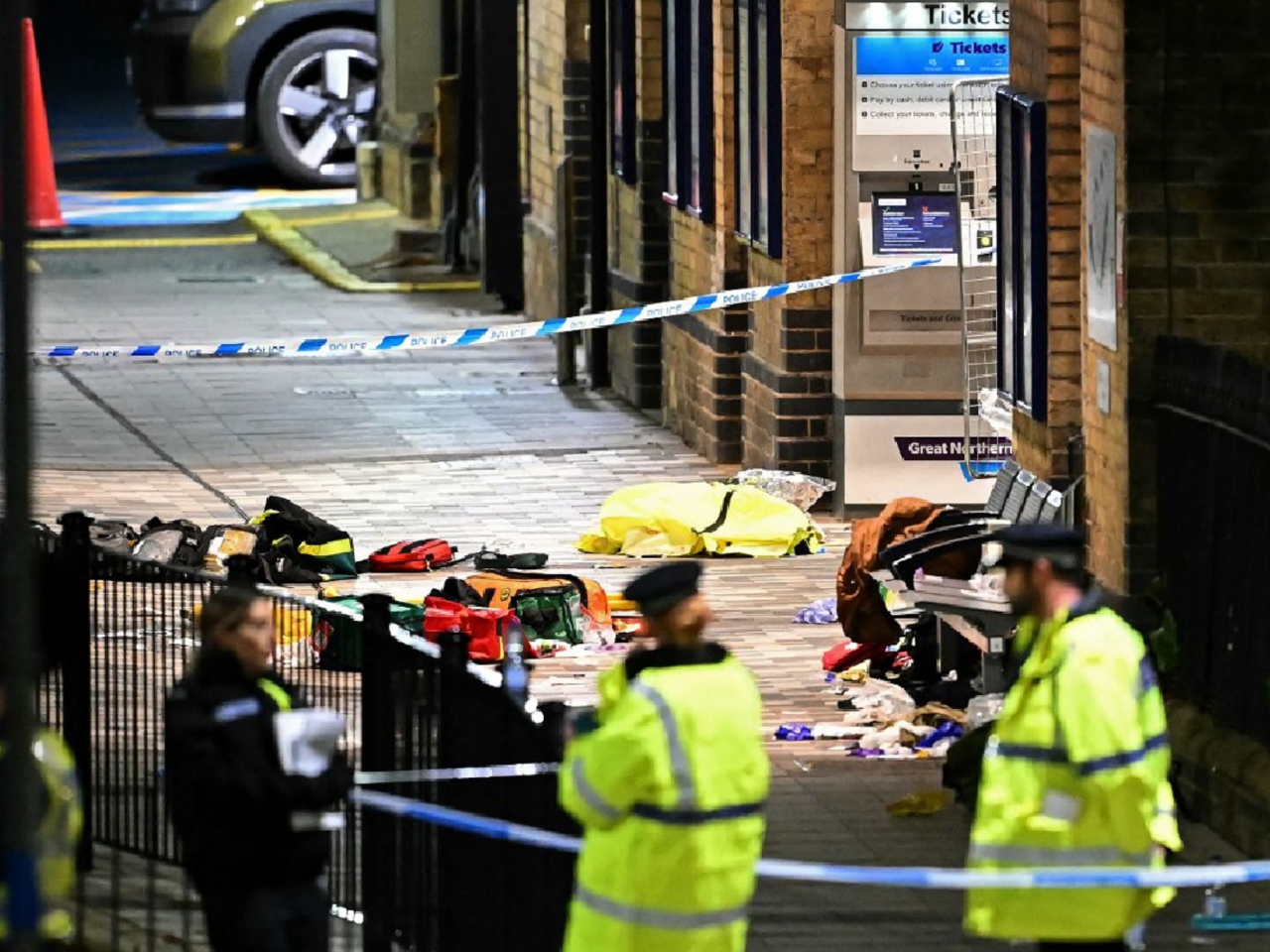 救援人員將醫護設備部署在站外，以備不時之需。（法新社）