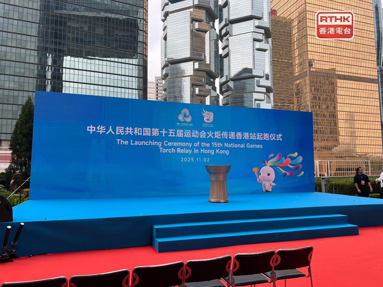 政府總部外今早搭建起舞台，地上鋪上紅地板並擺放椅子。(鍾家銘攝)