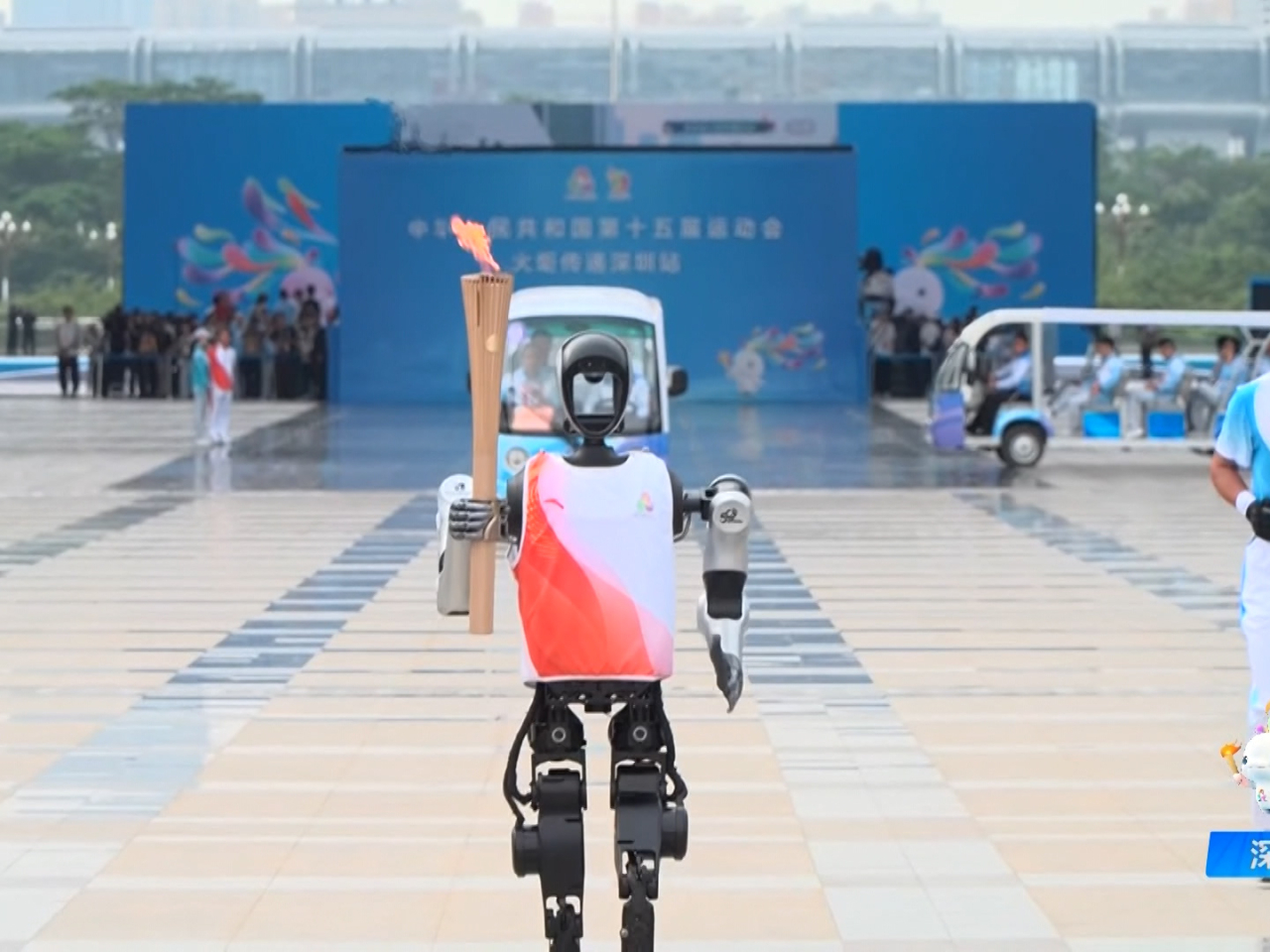 人形機械人「夸父」參與傳遞。