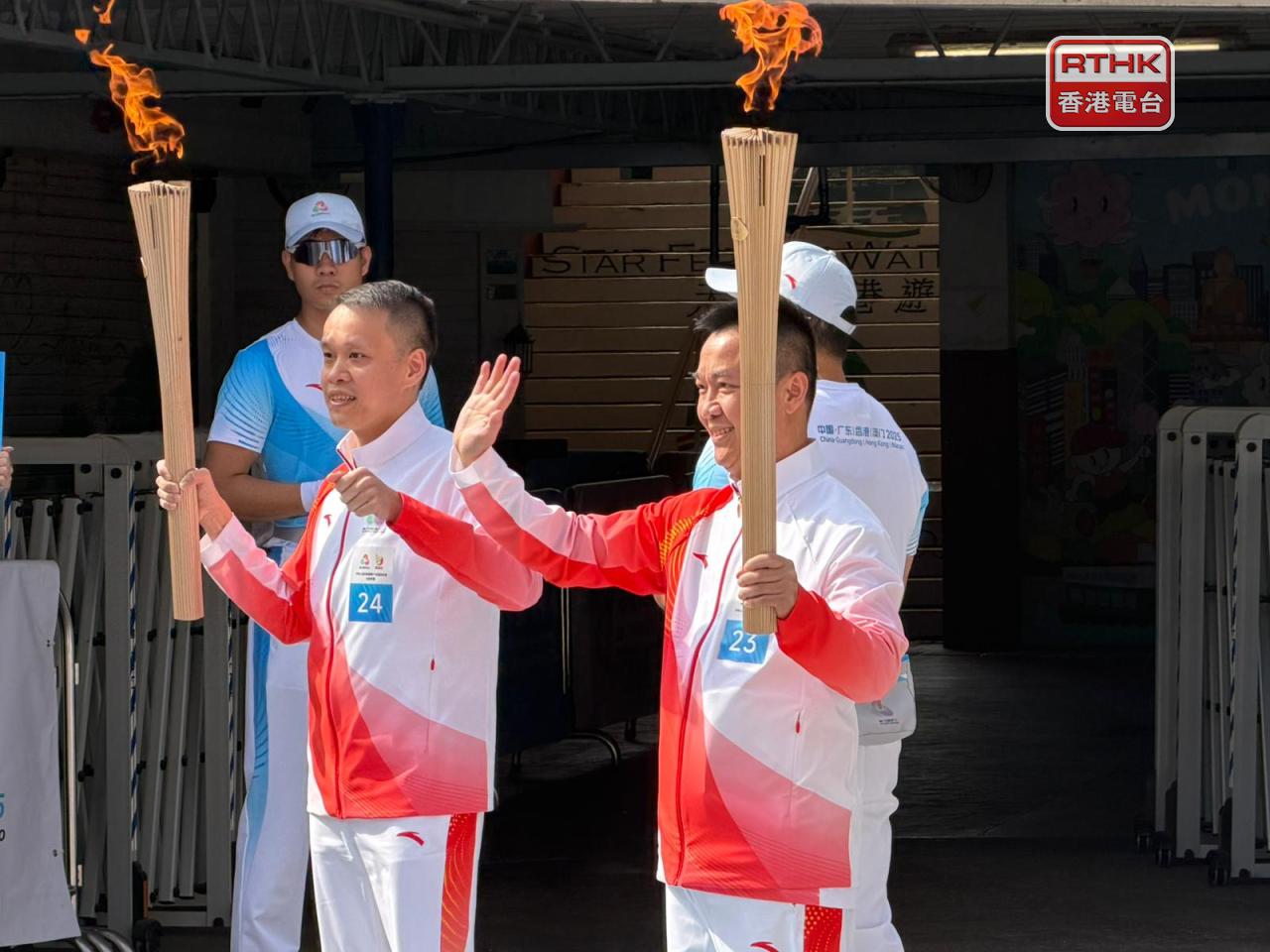 第23棒火炬手、港隊乒乓總教練李靜，乘渡輪橫渡維多利亞港，再交棒給第24棒的九巴車務總監楊晉瑋。（賴啟燊）