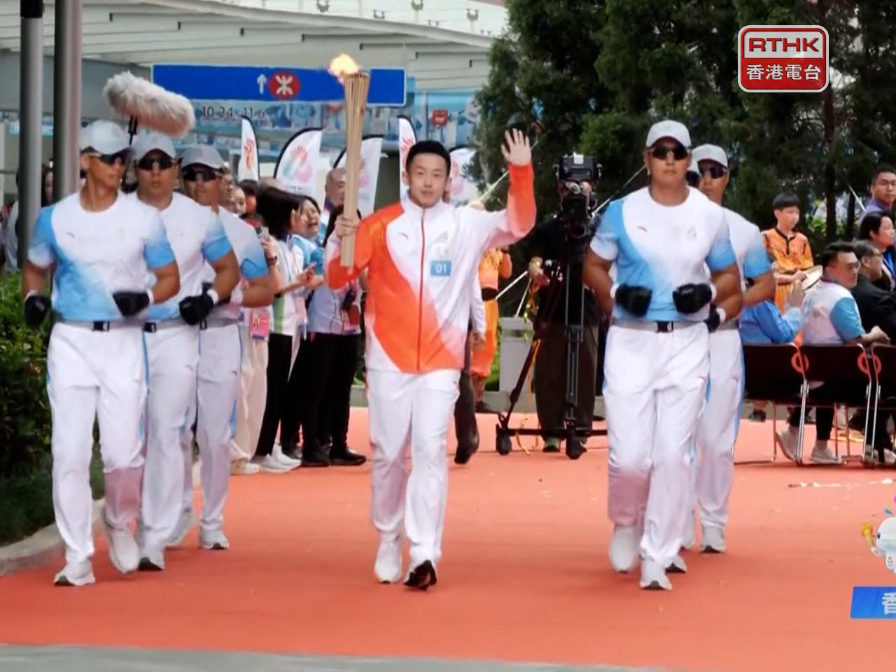 港隊男子乒乓代表黃鎮廷跑第一棒。
