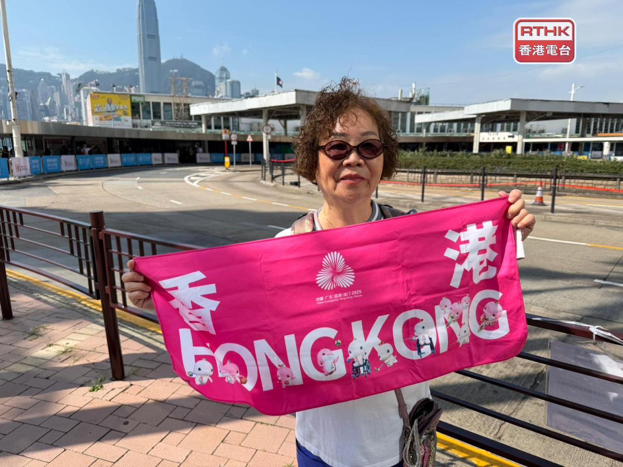 有市民手執以全運會為主題的毛巾。（賴啟燊攝）