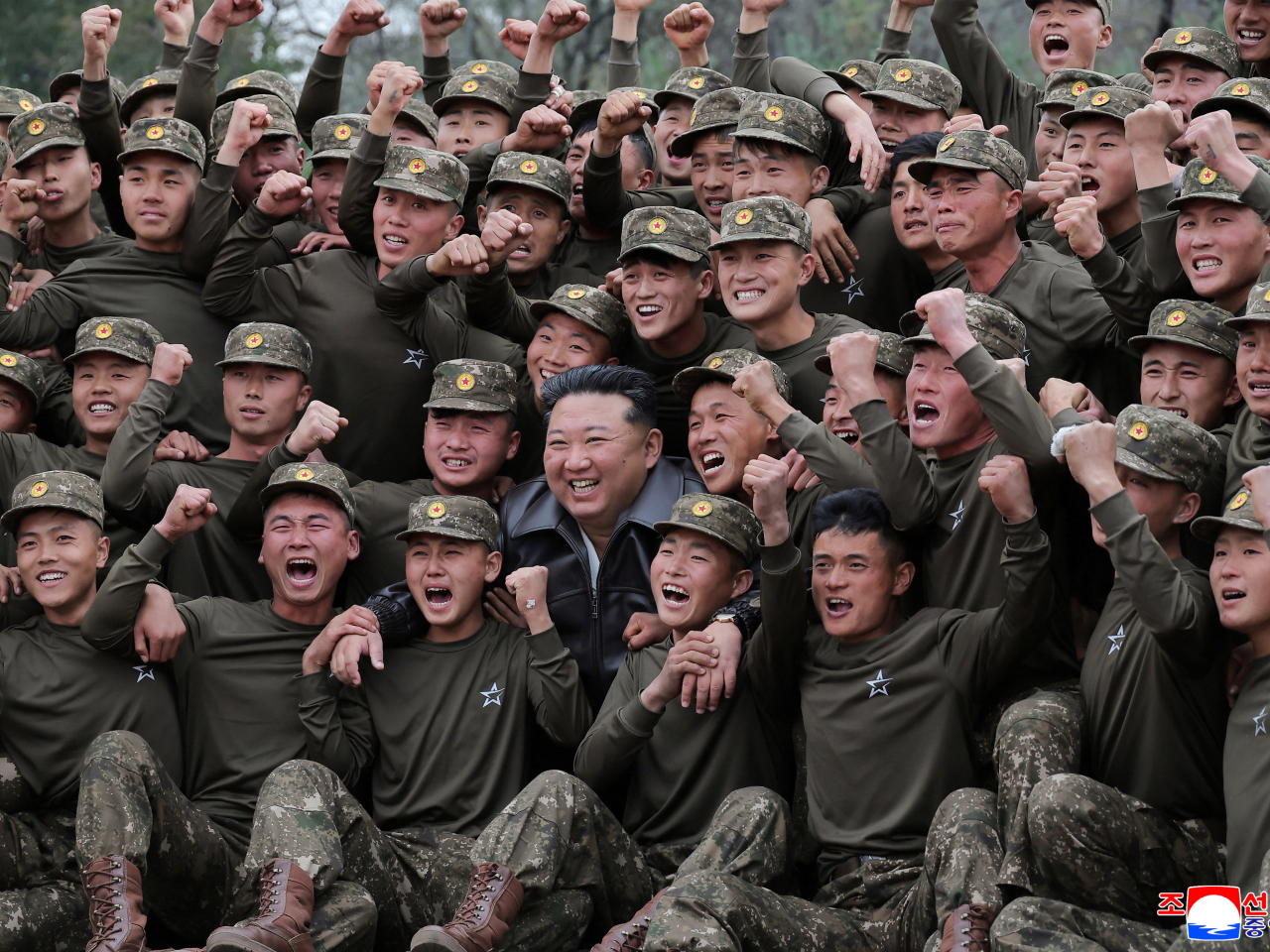 北韓領袖金正恩昨日視察特種作戰部隊。(路透社)