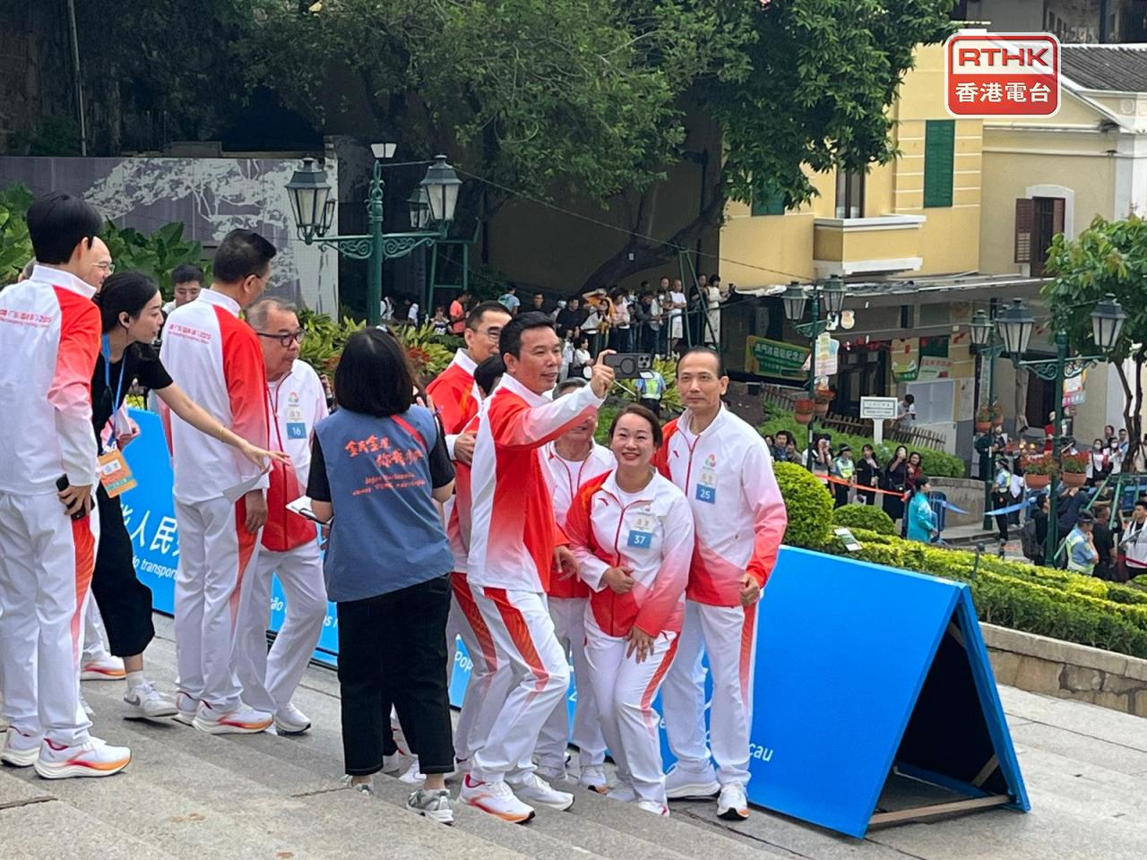 完成火炬傳遞後，火炬手們都齊集終點合影紀念歷史時刻。(鄭月明攝)